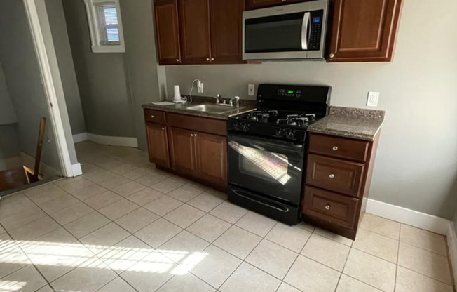 3 Bedroom 1.5 Bath Spacious Bedrooms on Ashburton Street