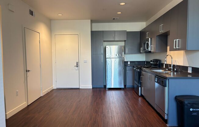 2 beds, 2 baths, 890 sqft, $2,515, Unit 216