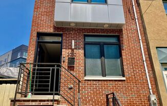 Spacious Fishtown 3bd/3bth w/ Private Roof Deck