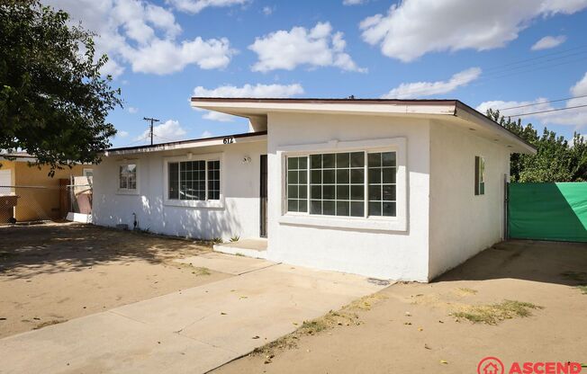 Cute Home MOVE IN SPECIAL In Central Bakersfield!