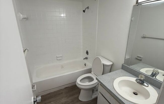 1 bed, 1 bath, 700 sqft, $1,300, Unit 4819-14