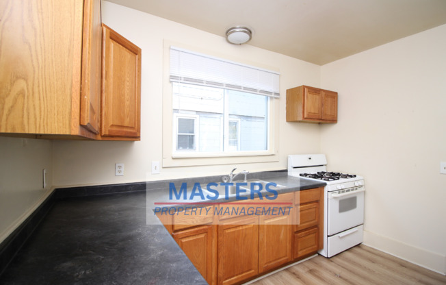 3 beds, 1 bath, 1,353 sqft, $950, Unit Lower