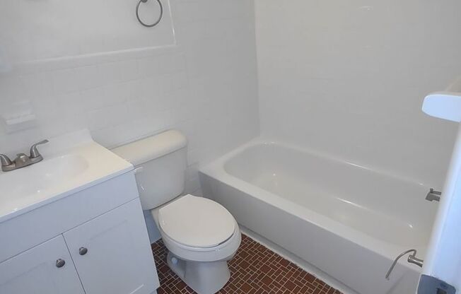 3 beds, 1 bath, 772 sqft, $1,095, Unit 65-201