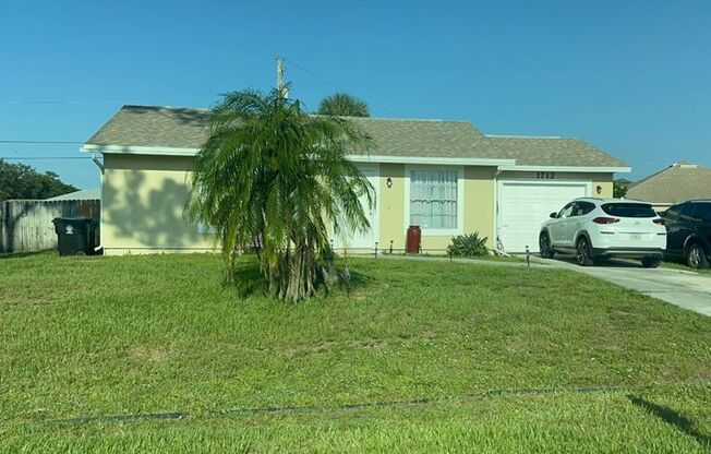 Beautiful 2/1 with fenced backyard