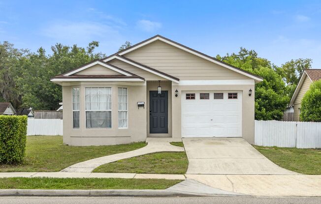 Winter Park 3 bedroom steps to shopping, dining.