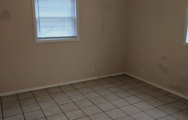 2 Bedroom, 1 Bath Bottom Level Apartment for Rent!!