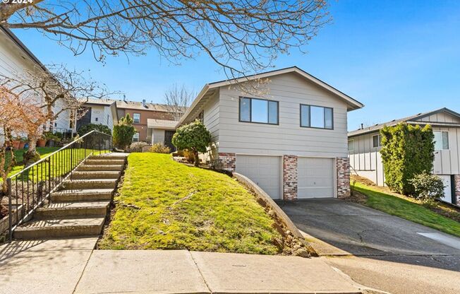 Lovely Updated Gresham Townhome Style Condo!