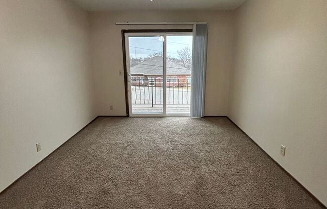 2 beds, 1 bath, 950 sqft, $875, Unit #7