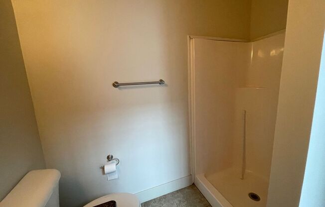 Studio, 1 bath, 700 sqft, $1,100, Unit B2