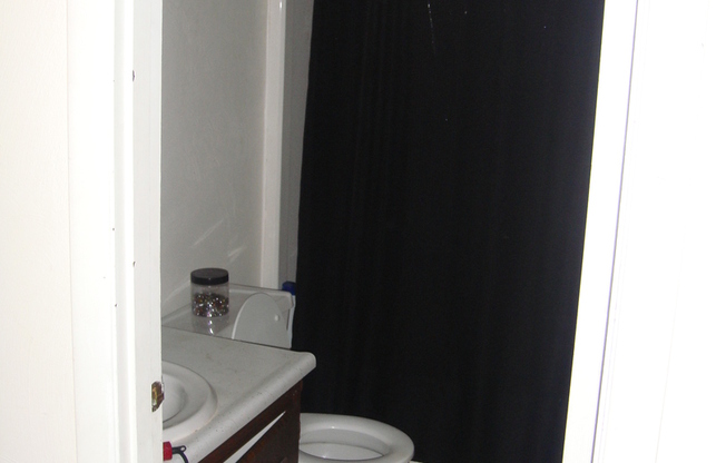 2 beds, 1 bath, $1,150, Unit 4