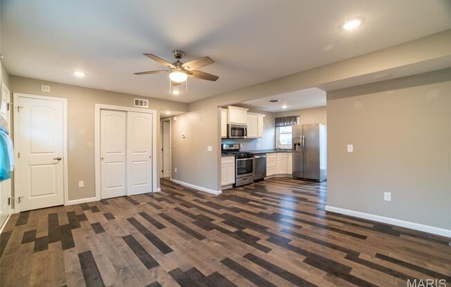 3 beds, 1 bath, 925 sqft, $1,995, Unit Hillsdale Dr 204