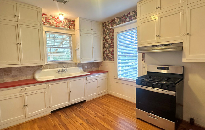 Charming 2 bedroom Garden District Home for Rent!