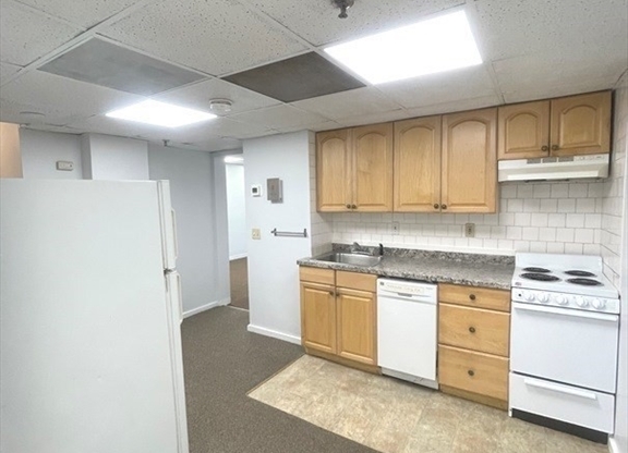 2 beds, 1 bath, 700 sqft, $3,200, Unit G3