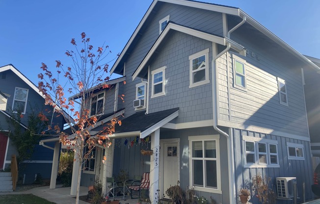 2425 Valencia Street