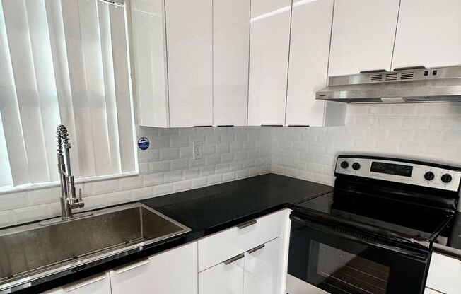 2 beds, 2 baths, $2,145, Unit 121