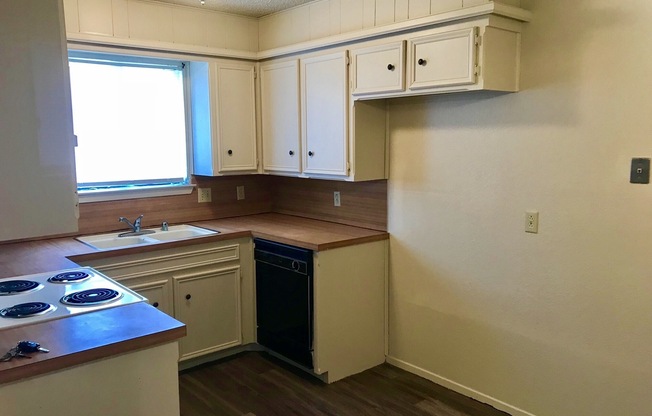 2 beds, 1 bath, 762 sqft, $750, Unit B