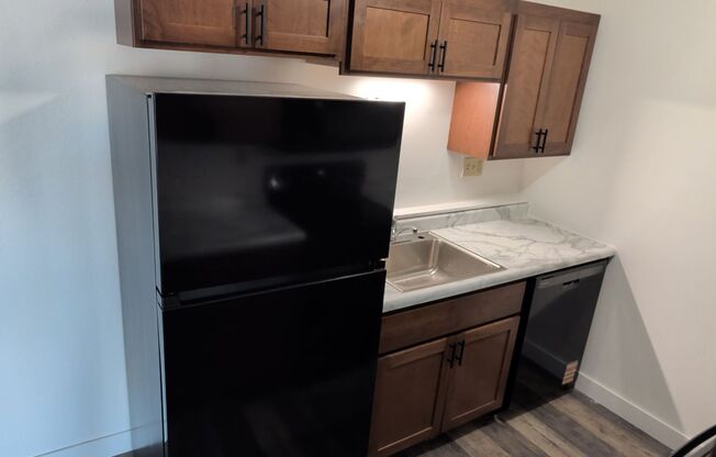 1 bed, 1 bath, 700 sqft, $1,050, Unit 100