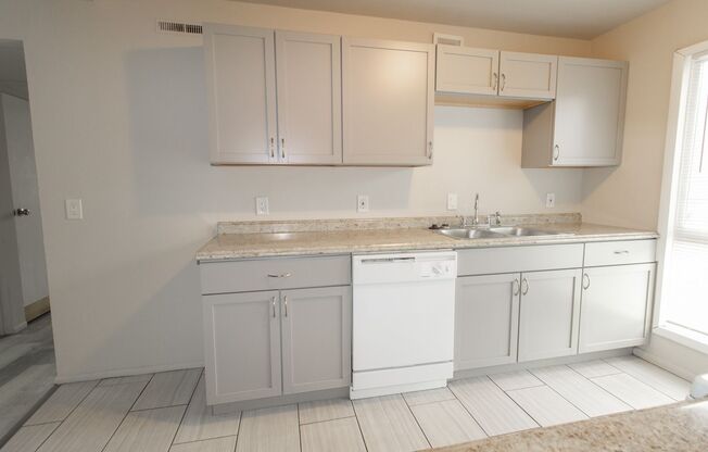 2 beds, 1 bath, 784 sqft, $1,100, Unit 1802 2W