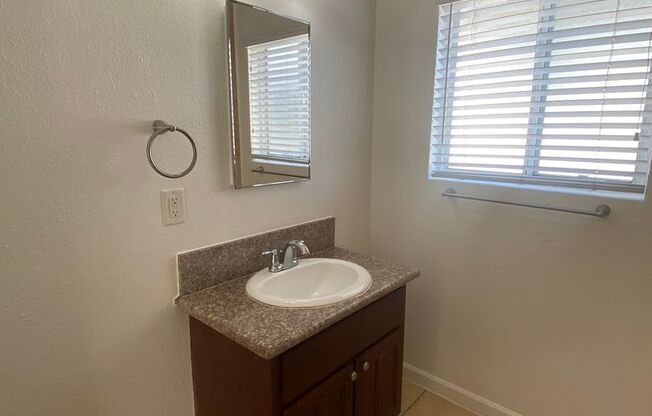 1 bed, 1 bath, 586 sqft, $1,595, Unit 11