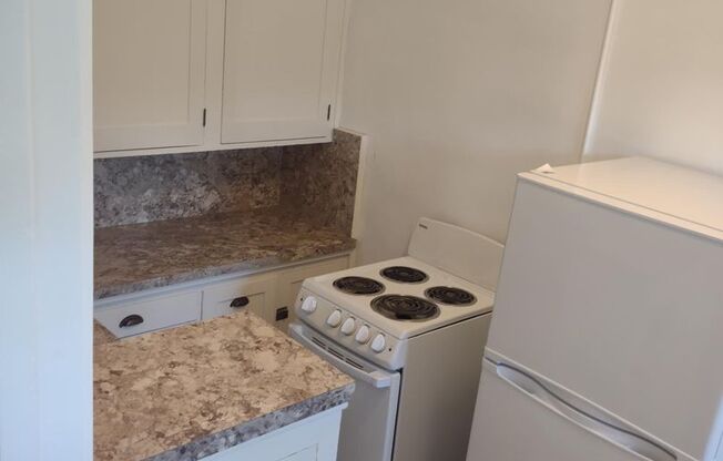 Studio, 1 bath, 515 sqft, $875, Unit 13