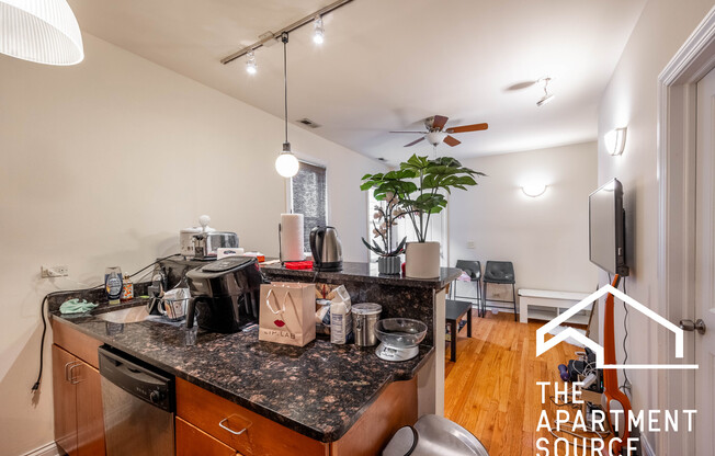 1738 W Altgeld St 2F