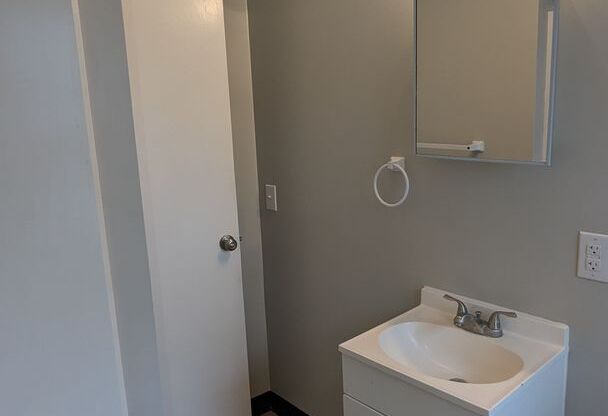 2 beds, 1 bath, 700 sqft, $850, Unit Unit 10