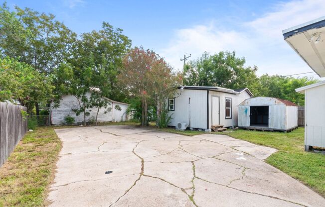 3 BEDROOM 2 BATH WITH BACK APARTMENT