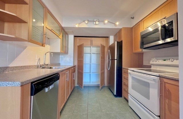 1 bed, 1 bath, 810 sqft, $2,950, Unit 422