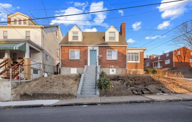*** Bright 2 Bedroom Available Now with a Huge Yard!
