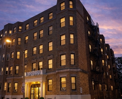 2 beds, 1 bath, $2,521, Unit 21