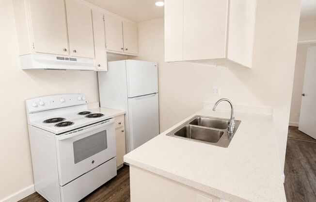 2 beds, 1 bath, 900 sqft, $1,995, Unit 24