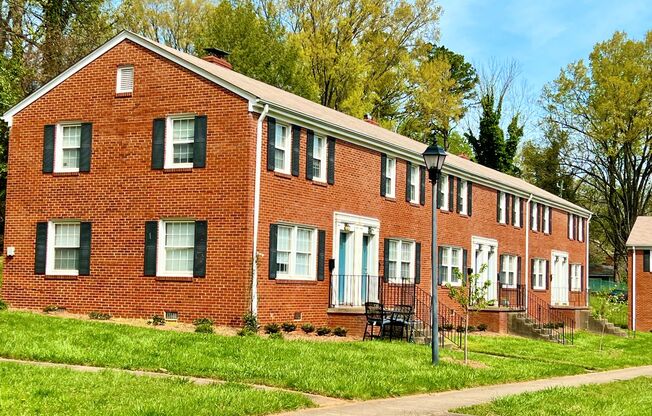 2 beds, 1 bath, 888 sqft, $850, Unit 926Hill