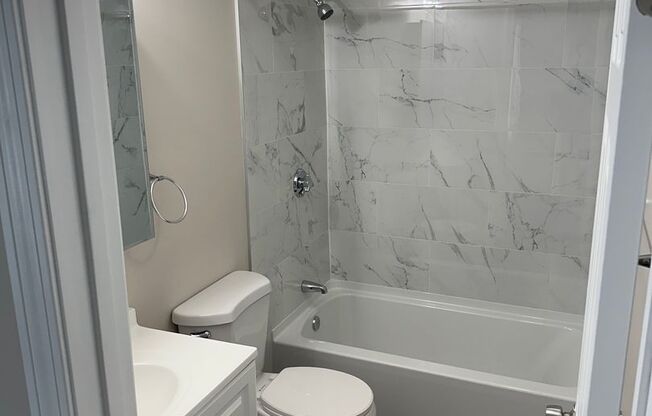 2 beds, 1 bath, 680 sqft, $2,425, Unit 21-27