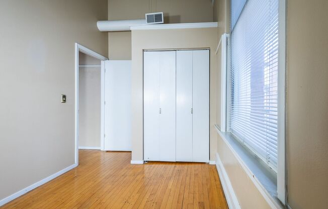 2 beds, 1 bath, 850 sqft, $899, Unit 3819 Jones St #303