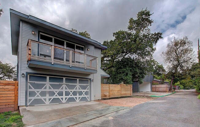 Charming Garage Apartment: Your Private Retreat with Modern Comforts and Stunning Views Awaits!