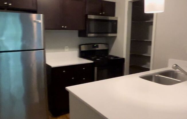 2 beds, 1 bath, $2,100, Unit # 211