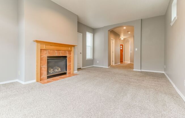 Beautiful 3 Bedroom Home in Beaverton with Fenced Patio, Attached Garage & Fireplace!