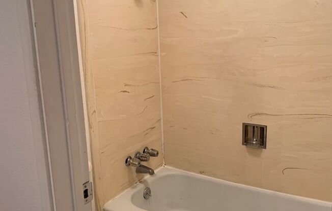 2 beds, 1 bath, 950 sqft, $1,195, Unit 10A