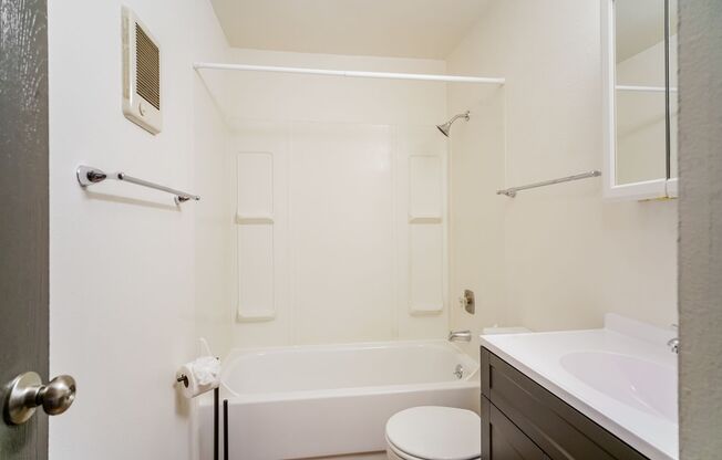 3 beds, 1 bath, 950 sqft, $1,620, Unit C-08