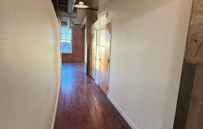 1 bed, 1 bath, 940 sqft, $1,550, Unit 701