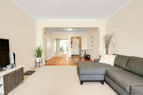 2 beds, 1 bath, $2,850, Unit E8