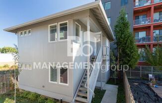 Light & Bright Newer Duplex in Close-in NE Portland!