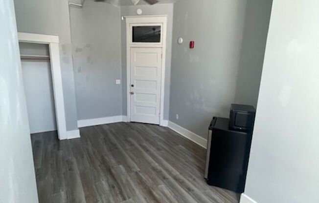 Studio, 1 bath, 200 sqft, $900, Unit 225