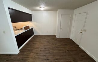 2 beds, 1 bath, $1,050, Unit 32