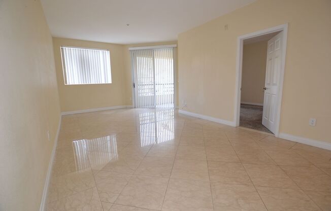 Meridian - Unfurnished 2 Bdrm / 2 Ba Condo - 1 1/2 Blocks off the Strip
