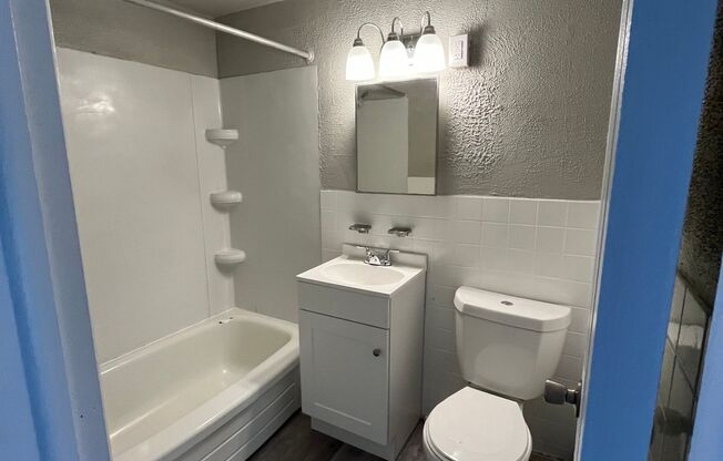 2 beds, 1 bath, $1,040, Unit 102