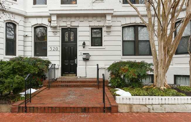 Elegant 2 Bedroom In Capitol Hill, Hardwood Floors And In-Unit Washer/Dryer