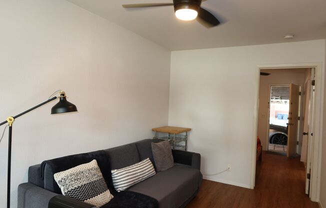 Hyde Park Country Condo - Furnished - 1BD/1BA - Covered Parking -Close to Everything