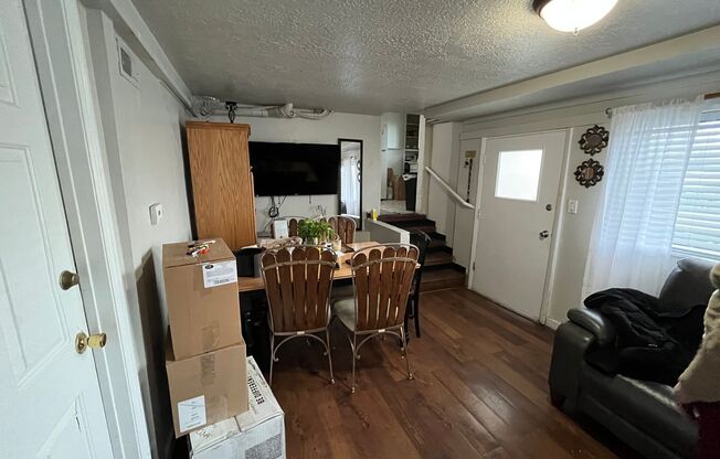 2 beds, 1 bath, $1,300