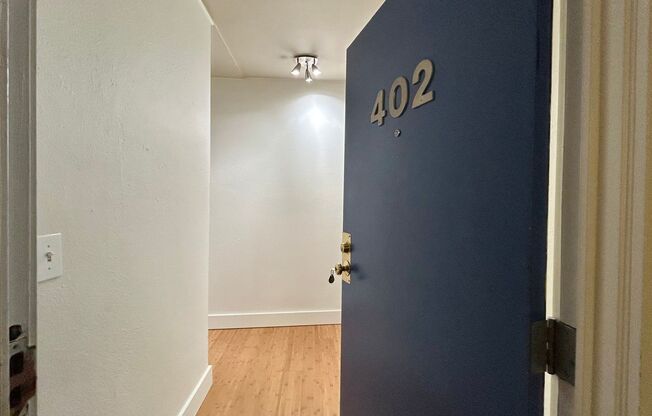 Top Floor Vintage 1 Bed, 1 Bath Condo!